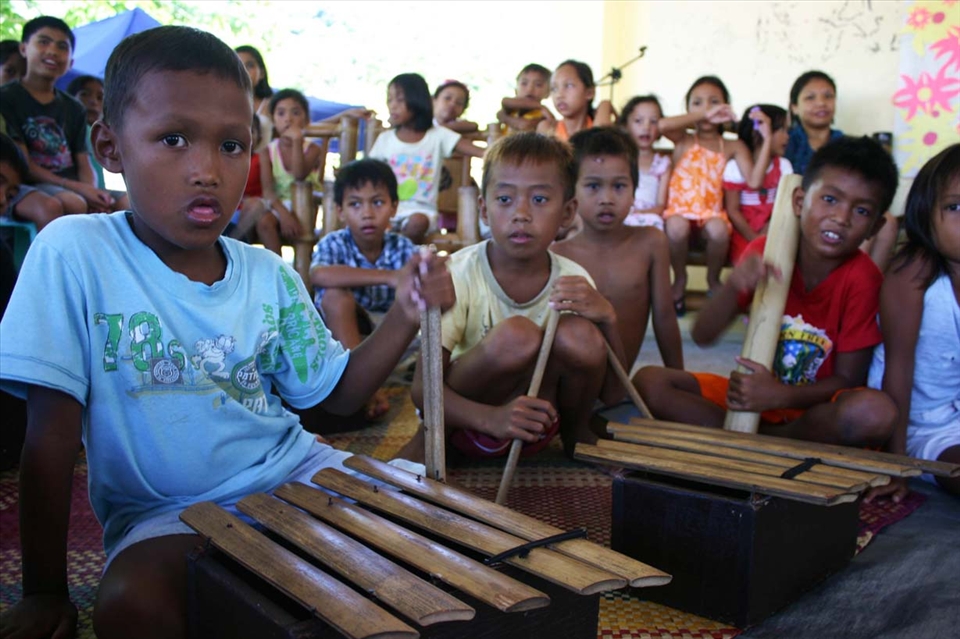 Kids learning the basics of Philippine indigenous instruments