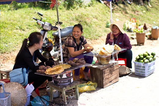 Even though they are seeling the same street food, there is no sense of competition among these women. In the cold weather (compared to other parts of Vietnam), grilled jams are tourists' favorite food. It reminds people of a 