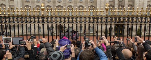 It was so packed to watch the change of the guard, I couldn't see anything. So it got more interesting to take pictures of the people taking pictures. By the way I was jumping to get this view of the people from this angle.