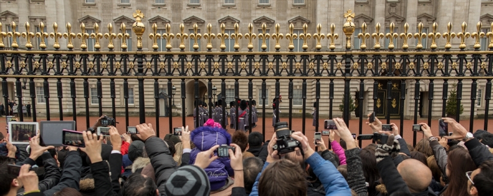 It was so packed to watch the change of the guard, I couldn't see anything. So it got more interesting to take pictures of the people taking pictures. By the way I was jumping to get this view of the people from this angle.