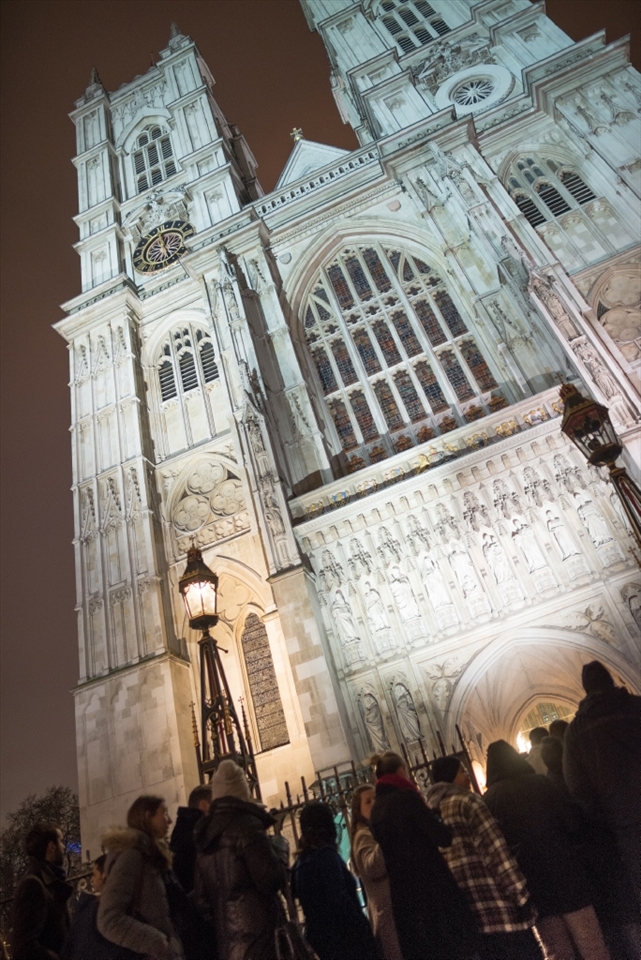 People entering on the Westminister Abbey to watch the Midnight Mass (on christmas eve). I asked to the police man I could take pictures inside but he said not. By the way he was very polite (no sarcasm here).