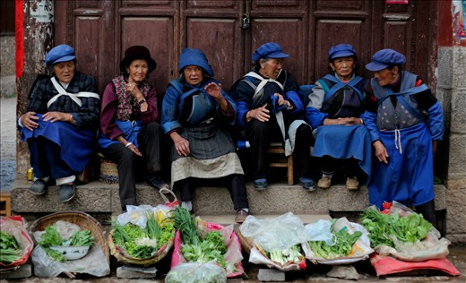 The Sideng Friday market has been taking place since the Tang Dynasty (618 – 907) and was accessed via the Old Tea Horse Road. 
The Sideng square of Shaxi was added to the World Monuments Watch List of 100 Most Endangered Sites in 2001.
The cobblestone square is like a hotpot, bubbling with variety and flavor, people shouting and laughing having fun while trying to sell some of the fresh produce from the surrounding farms.