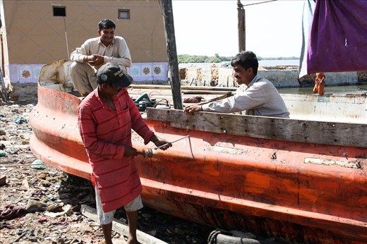 Fishermen repair boats with no safetey equipment 