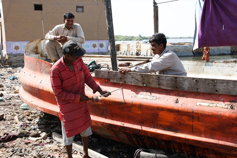 Fishermen repair boats with no safetey equipment 