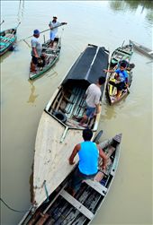 Batam except having motorized vehicle as transportation, still use old day boat to transport people from place to place, unlike Venice that use Gondola mostly for pleasure, boat here at Batam purely use for transportation: by batam, Views[1176]