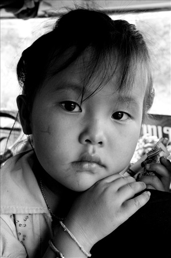 ‘Peek a boo’ – Gorgeous Laotian girl who kept staring at me
