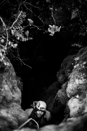 Speleologist entering the cave Malhada de Dentro
