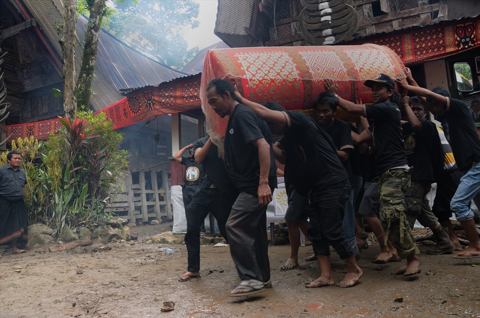 The transfer of the coffin of Tongkonan towards an understanding of the Lakian