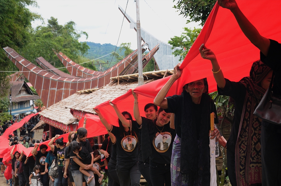 Cornerstone Family raised red cloth serves as towing a coffin
