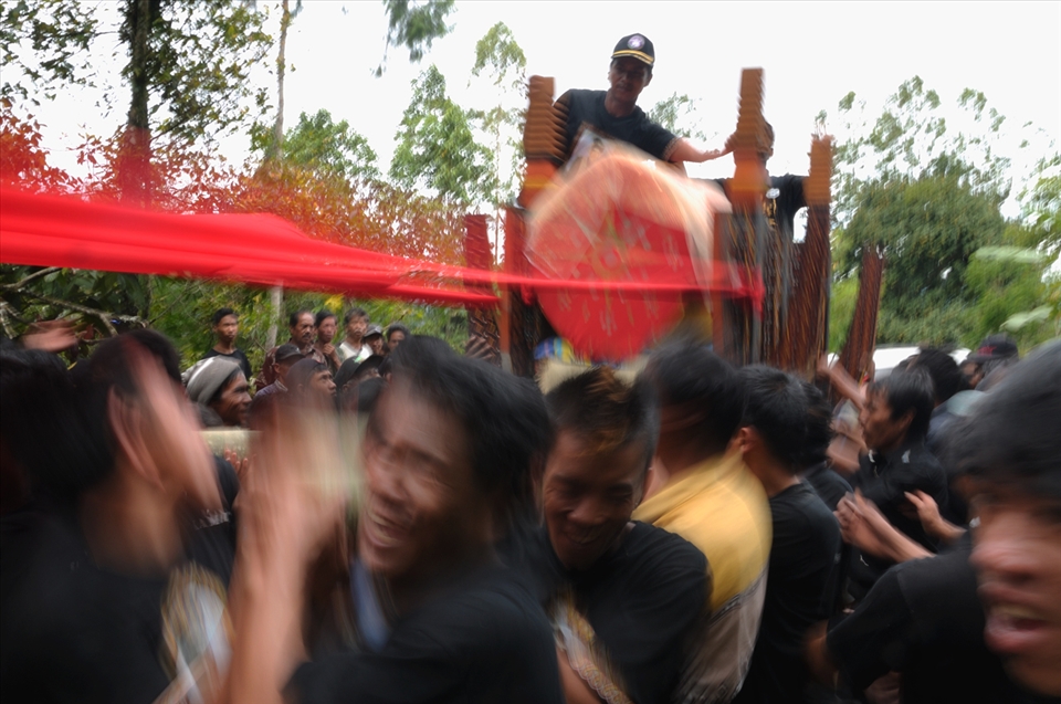 Coffin in procession by the family. The family should not feel sad