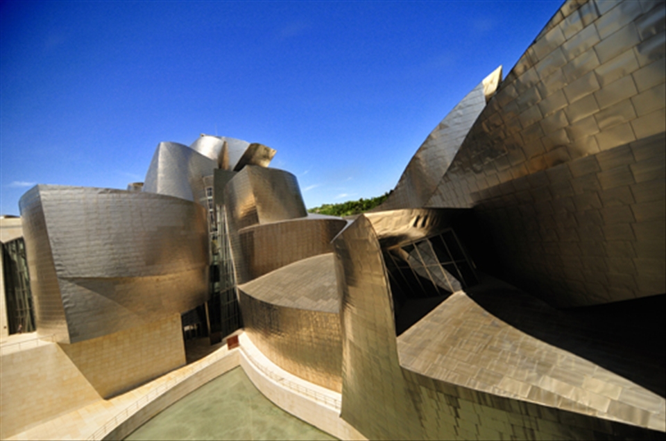 A look of the exterior of the piece of art by Frank O Gehry