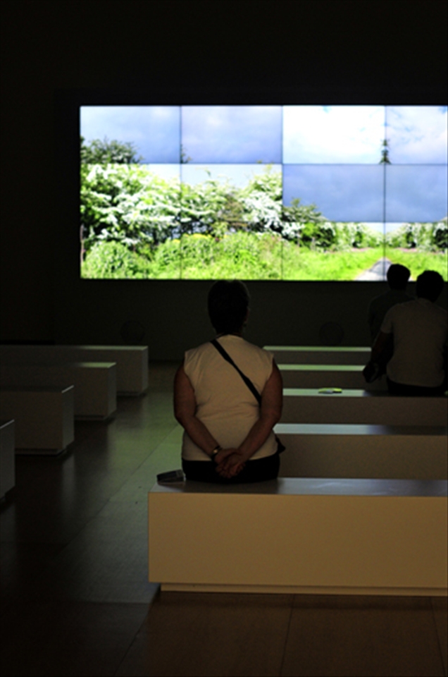 The Work Of David Hockney : People watching the artist explaining his work