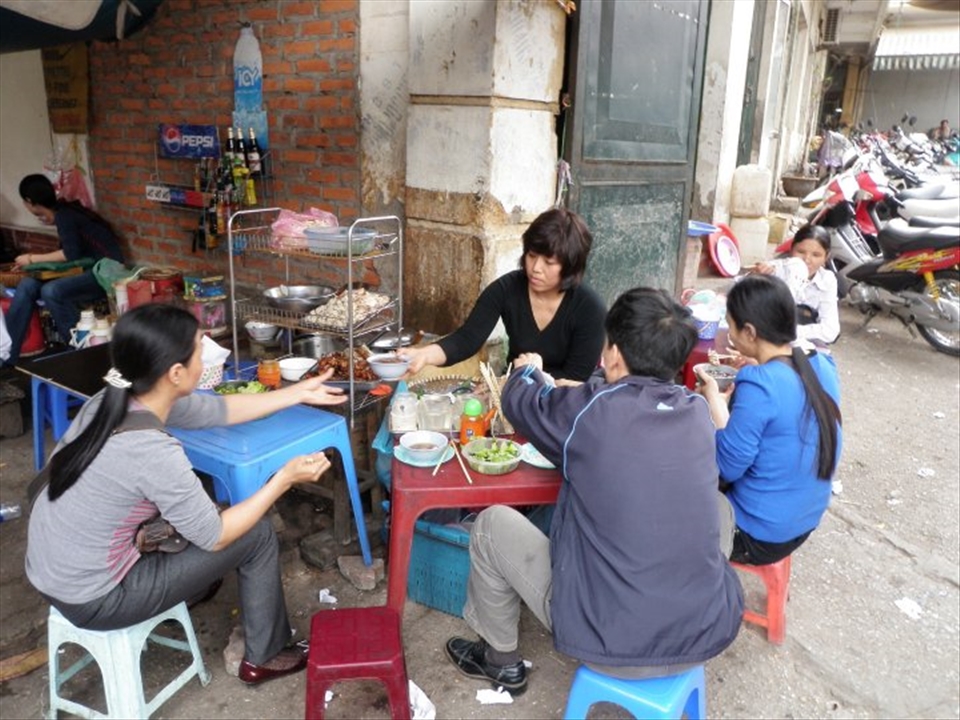 Serving up Bun cha in one of my favorite street stands in Hanoi - spring 2010