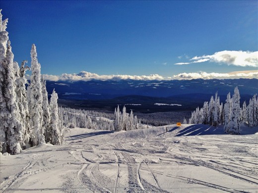 A beautiful bluebird day on the slopes at Big White. Perfect day for a shred.