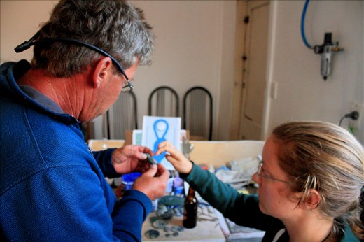 Marlen und Brett beim Jade bearbeiten