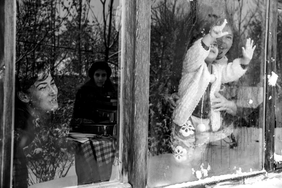 Last photo is a happier one from a winter day of Beybağı. At the window of my younger granduncle's house,at the left hand there is my mother,then reflection of my cousin, and at the right hand my grandaunt and the youngest member of our family, 'Yağmur'. A picture of from our visit with my mother and cousins, last year. Sitting next to window and watching the snow...Five generation of the family lived here and now the last one, 3-year-old  Yağmur is enjoying the snow.
I wished to take happy photos in Beybağı during my all life.