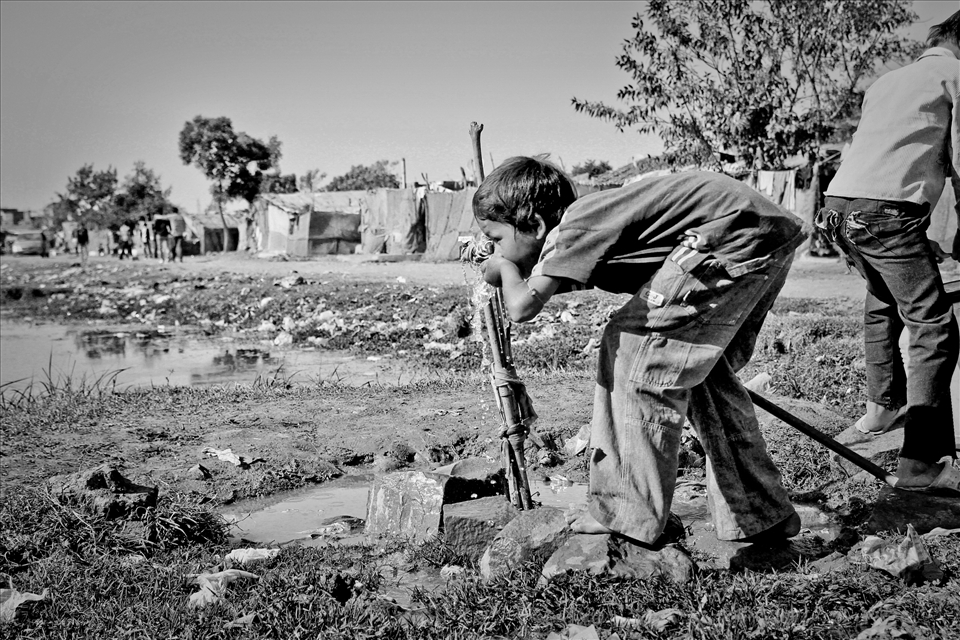 A Child drinking poisinous water ne the old Union Carbid Plant