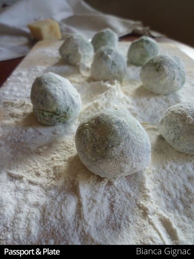 Rolling the malfatti in flour before boiling.