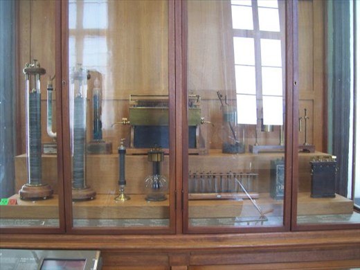 Paris -- Musee des Arts et Metiers -- early vacuum tubes