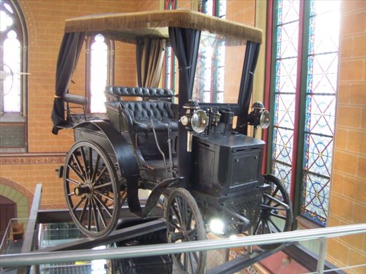 Paris -- Musee des Arts et Metiers -- early automobile.02