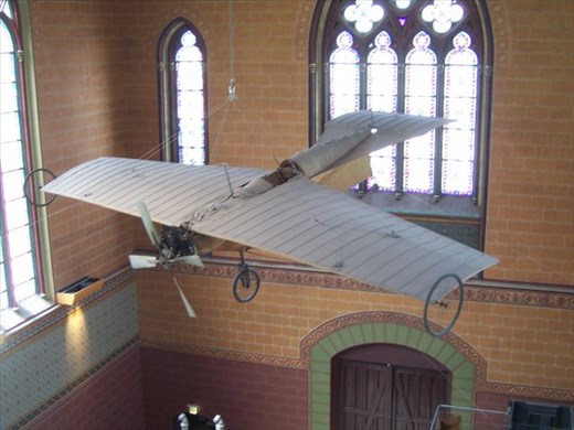 Paris -- Musee des Arts et Metiers -- early airplane.01