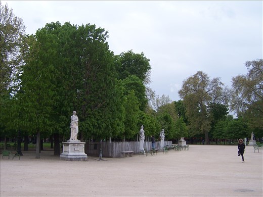 Paris -- Jardin des Tuileries promonade