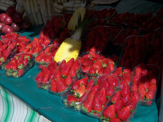 Paris -- Marche Daumesnil -- fresh strawberries.07