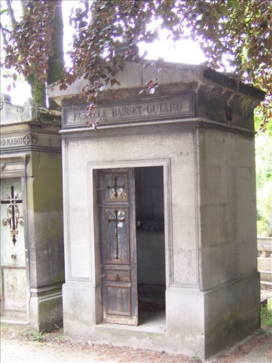 Paris -- Cimetiere du Pere Lachaise.06