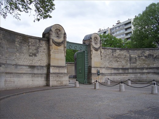 Paris -- Cimetiere du Pere Lachaise -- main entrance
