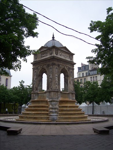 Paris -- Place des Innocents -- original fountain from 1549