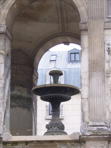 Paris -- Place des Innocents -- original fountain from 1549.02