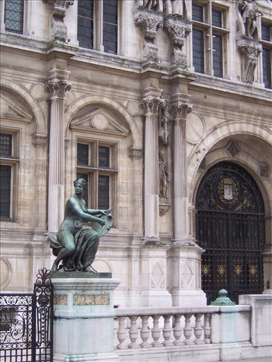 Paris -- Hotel de Ville -- statue near entrance.02