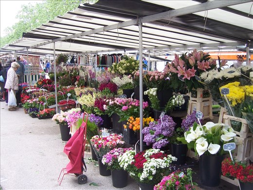 Paris -- Marche Segur -- flower stall