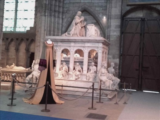 Paris -- Basilique de St Denis -- tomb and dress
