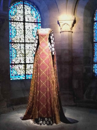 Paris -- Basilique de St Denis -- Queen's dress replica.04