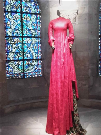 Paris -- Basilique de St Denis -- Queen's dress replica.03