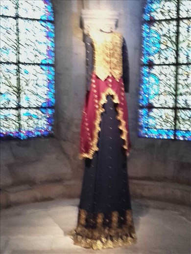 Paris -- Basilique de St Denis -- Queen's dress replica.01