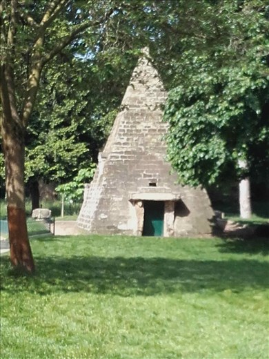 Paris -- Parc Monceau -- monument