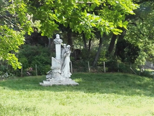 Paris -- Parc Monceau -- statue