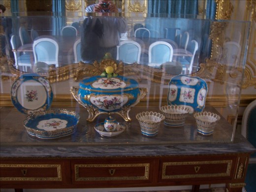 Versailles -- Louis XVI -- Louis XVI fine china -- gold filigree/rosettes