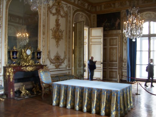 Versailles -- Louis XV -- reception area/office/work table.02