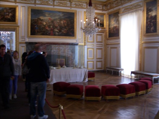Versailles -- Louis XV -- dining room -- relatives, officials, watched him eat
