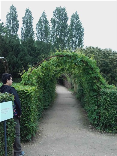 Marie Antoinette's Hamlet -- path from Petit Trianon.01