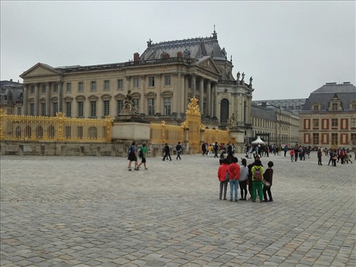 Versailles -- view across front entry square.01