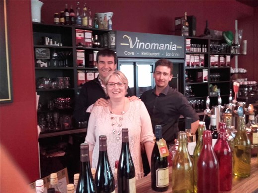 Blois -- Tour Belvoir -- Vinomania restaurant owners and server