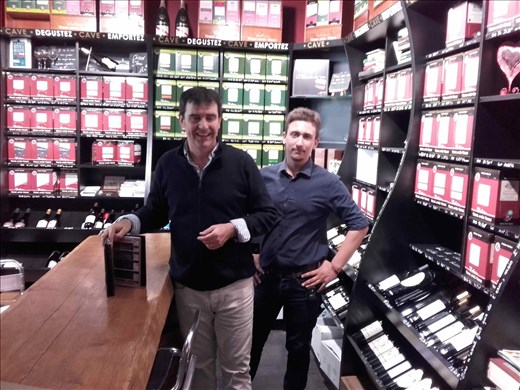 Blois -- Tour Belvoir -- Vinomania wine shop part of restaurant