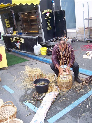 Coutures -- Brissac farmers' market -- basket weaver using reeds