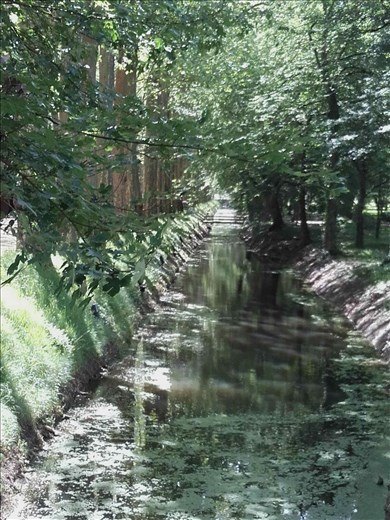 Chateau de Chenonceau -- entryway canal