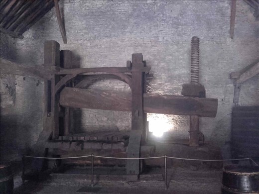 Bourgogne -- Beaune -- wine press.02