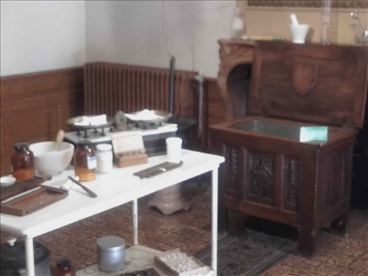 Bourgogne -- Beaune -- Hotel Dieu des Hospices -- pharmacy.01